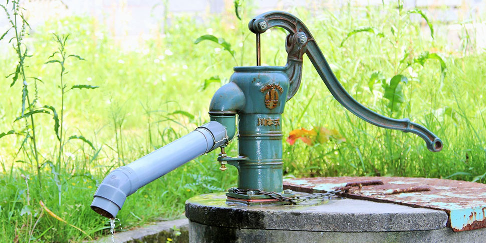 近年手動で井戸水を汲み上げる「手押し井戸ポンプ」が国内外でも再 ...